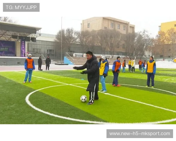 校园足球名师讲座 吸引大批教师与学生参与，校园足球示范课教学视频
