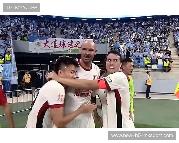 费利佩接罗慕洛传中头球破网,成都蓉城热身赛2比0获胜 费利佩接罗慕洛传中头球破网,成都蓉城热身赛2比0获胜